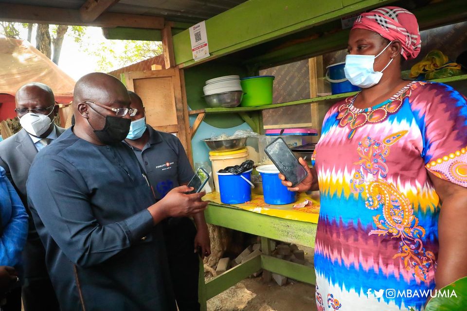 Vice President, Dr Bawumia buys waakye with QR Code