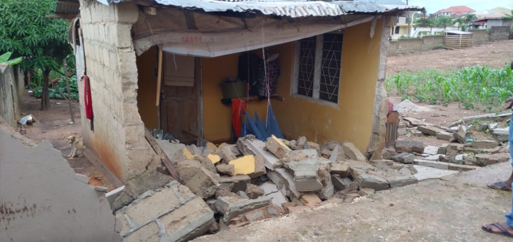 Building collapses and kills a family at Ahenema Kokoben