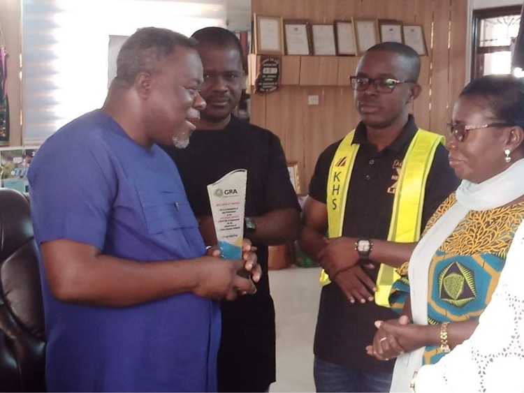 GRA awards Dr Kwaku Oteng as “Best Excise Taxpayer” in Ashanti region