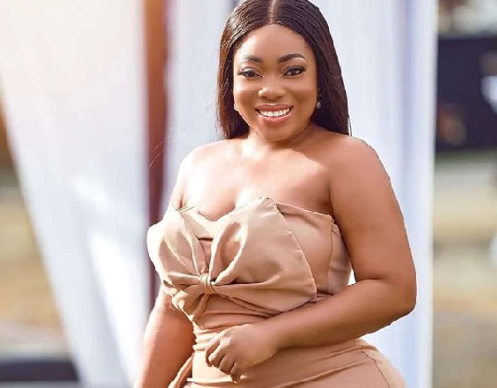 Moesha Budoung donates all her possessions to church after giving life to Christ