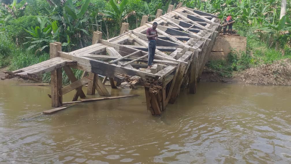 Koforidua: Okorase residents demonstrate over collapse of 213-year-old bridge (Video)