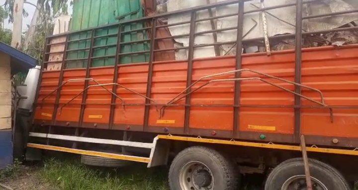 Accident truck carrying scraps