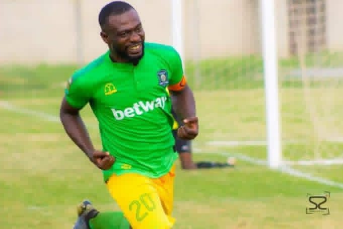 Aduana’s Emmanuel Akuoku retires from football at age 39