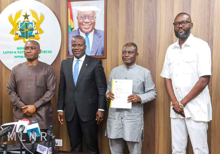 Land ministry presents 95 licences to GNASSM