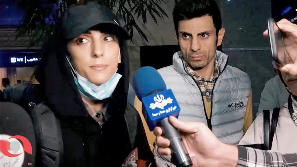 Crowd greet Iranian climber who broke hijab rule