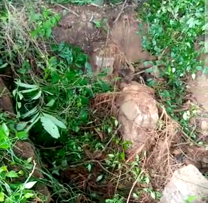 Residents of Koraso Nkantanta chase grave diggers