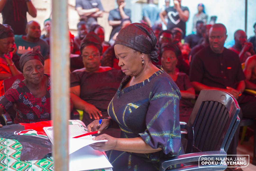 Photos: Mahama’s 2020 running mate visits family of late Araba Tagoe