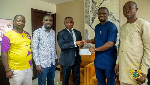 President Akufo-Addo fulfills GH¢1million pledge to Medeama SC