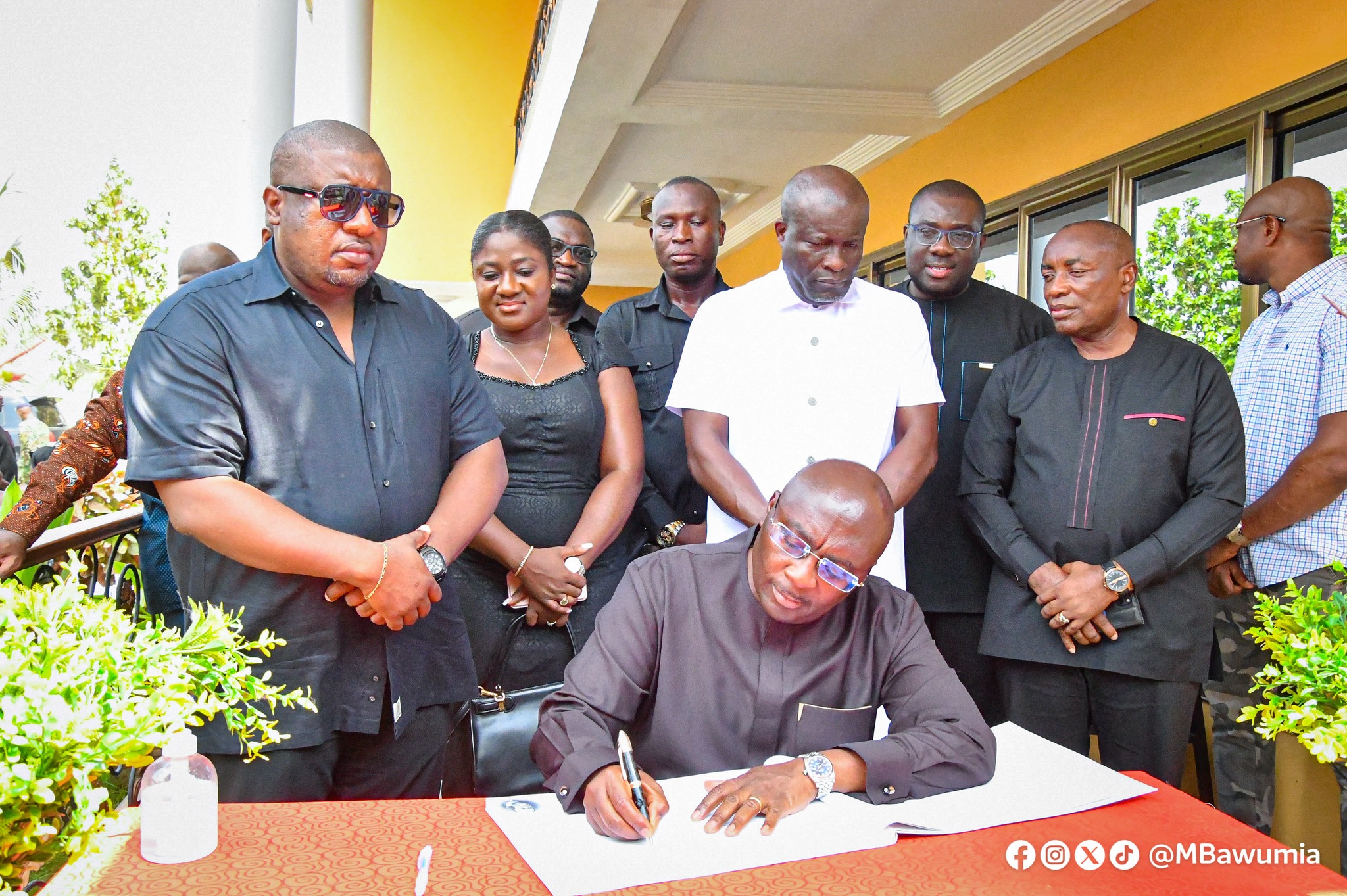 PHOTOS: Dr. Bawumia leads NPP delegation to commiserate with family of late Oman FM journalist