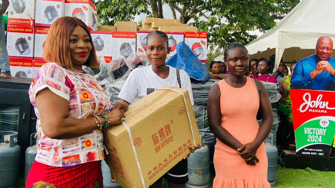 Queenstar Sawyerr distributes start up kits to constituents