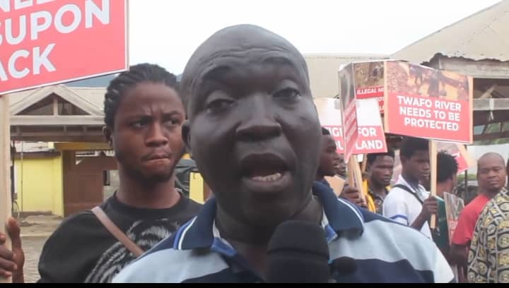 E/R: Akyem Asiakwa citizens protest against illegal mining 
