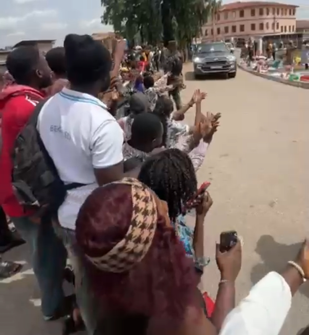 Newly-recruited teachers go on their knees begging Mahama to pay delayed salaries
