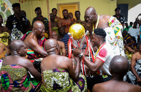 Asante Kotoko honors Otumfuo Osei Tutu II with FA Cup trophy
