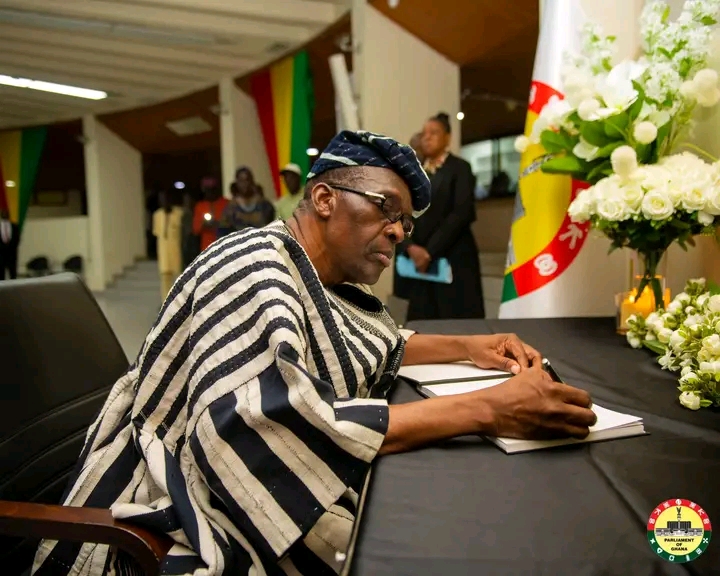 Parliament opens book of condolences in honour of aircraft victims
