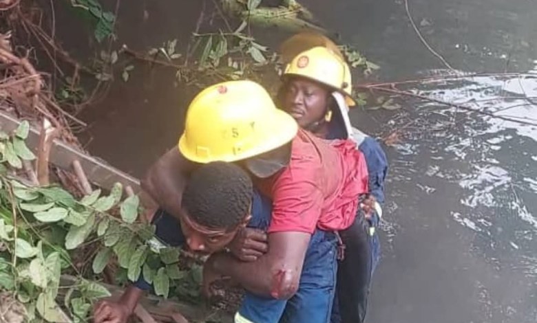 Accident victim rescued after truck fell into Tano River