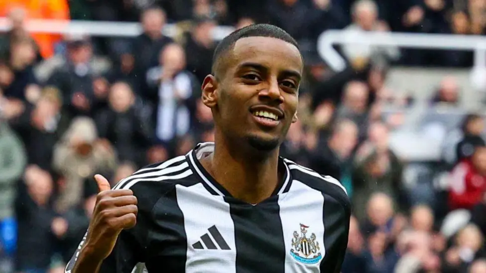 Liverpool agree British record £125m fee for Isak