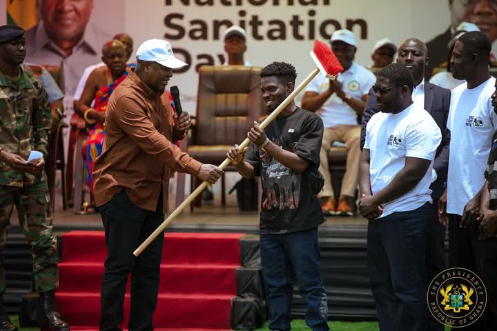 ‘BuzStopBoys’ dedication to cleaner environment worth emulating – Mahama