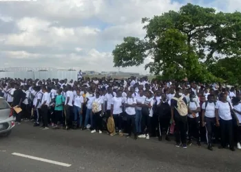 President Mahama visits victims of GAF stampede at 37 Military Hospital