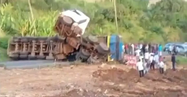 Adukrom: Truck transporting food supplies to SHSs in parts of Eastern Region involved in accident