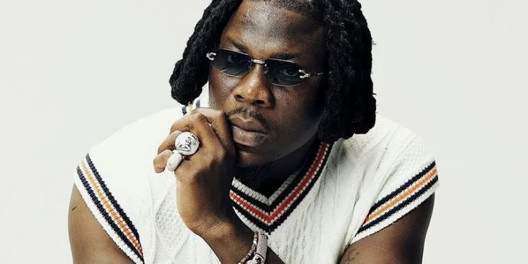 Stonebwoy pays medical bills for patients at Korle Bu accident ward