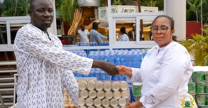 Linda Ocloo presents Ramadan food items to Muslim community in Shai-Osudoku