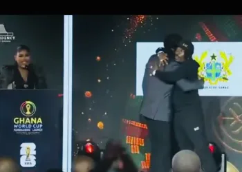 Stonebwoy, Shatta Wale share rare hug at Black Stars fundraiser