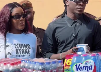 Stonebwoy visits Nsawam Prison, donates items and lifts spirits of inmates