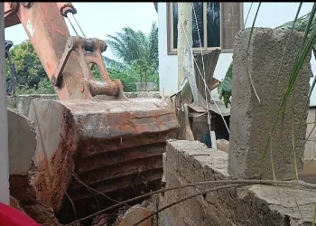 Ga Central authorities pull down wall causing flooding in Palas Town