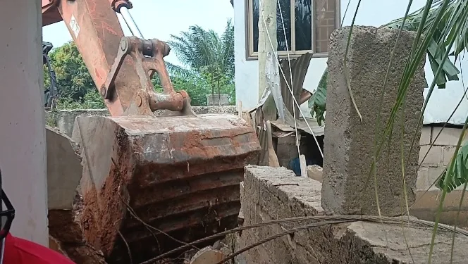 Ga Central authorities pull down wall causing flooding in Palas Town