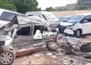 Tanker carrying 54,000 litres of petrol crashes into vehicles at garage in Kumasi