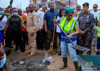 Vice President joins mandatory National Cleanup Day, desilts choked gutters with shovel