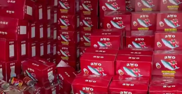 Bawumia answers retailer’s plea, buys 100 cartons of mackerel from him after flood damage