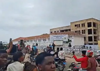 NPP supporters protest Miracles Aboagye’s detention at EOCO headquarters