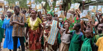 Mamaga Afi Yakagbe III donates educational materials to Fodzoku R/C basic school